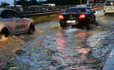 Pas shiut të rrëmbyeshëm, rrugët e Prishtinës pushtohen nga uji