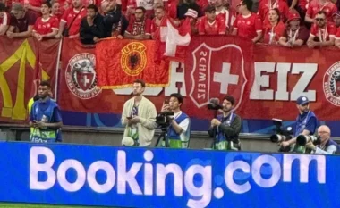 Tifozët e Zvicrës shpalosin flamurin e UÇK-së në stadium