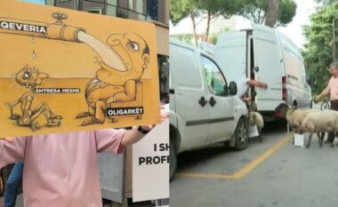 Qytetarët protestojnë  me pankarta në duar para GJK kundër tatimit të profesionistëve të lirë, në tubim edhe delet