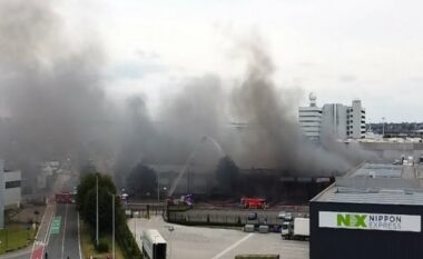 Shpërthen zjarri jashtë aeroportit në Bruksel