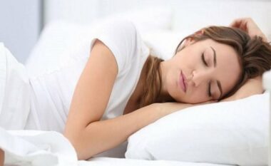 Njihuni me tetë arsye se përse duhet të flini në krahun e majtë