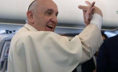 Përballja Shqipëri-Spanjë, Papa Francesku bën simbolin e shqiponjës me duar