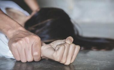 Dhunimi i 29-vjeçares nga babai dhe vllai në Vlorë, mamaja trondit me deklaratën: Vajza kaloi krizë epilepsie