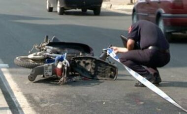 E rëndë në Mamurras/ Makina përplas çiklomotorin, raportohet për të lënduar