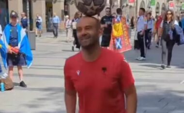 Shqiptari mahnit rrugët e  Gjermanisë, pak orë para ndeshjes dhuron spektakël para kalimtarëve (VIDEO)