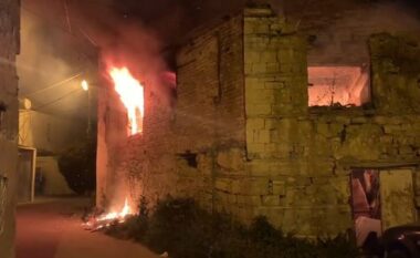 Përfshihet nga flakët banesa e braktisur në Vlorë, humb jetën një person