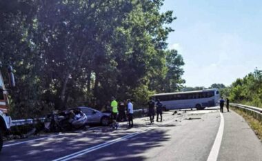 Tragjike në Greqi, makina përplaset me autobusin, katër të vdekur