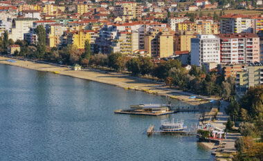 Temperaturat deri 33 gradë celsius, liqeni i Pogradecit oaz freskie për vizitorët