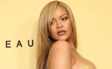FOTO/ Nuk keni për ta njohur, Rihanna zbulon për herë të parë flokët e saj natyralë