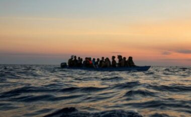 Fundoset varka me emigrantë në brigjet italiane, dhjetëra të vdekur dhe të zhdukur