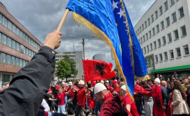 FOTO-VIDEO / Veshur me kuq e zi, tifozat shqiptarë ia marrin valles në  Dortmund