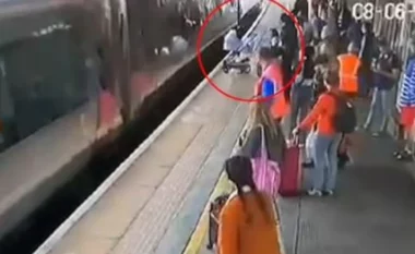 Momenti kur karroca e foshnjes merret para nga treni