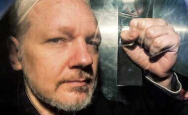 Julian Assange pritet të lirohet lirohet pasi pranoi fajësinë mbi akuzat për spiunazh
