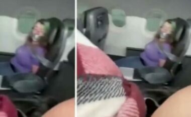 E frikshme/ Pasagjerja tenton të hap derën e aeroplanit gjatë fluturimit, stafi detyrohet ta lidhi tek ulesja (VIDEO)