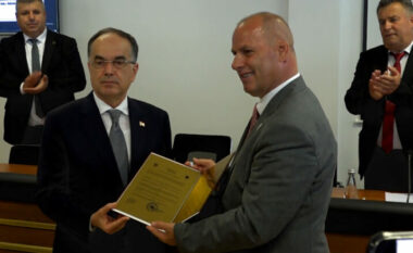 Drenasi nderoi presidentin e Shqipërisë, Bajram Begaj me titullin “Qytetar nderi i Komunës së Drenasit”
