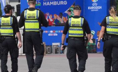 Hamburg/ I kërcënoi me sëpatë, policia gjermane qëllon me armë një person