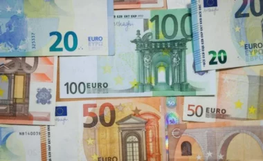 Çfarë po ndodh sot me monedhat e huaja? Ja me sa po blihen dhe shiten dollari dhe euro (FOTO)
