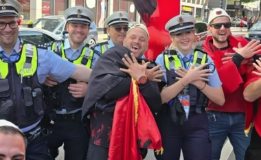 Pamje e mrekullueshme/  Policët gjermanë festojnë me tifozët shqiptarë në Dortmund (FOTO)