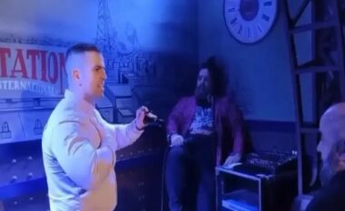 E rëndë, humoristi sulmohet në skenë gjatë interpretimit live (VIDEO)