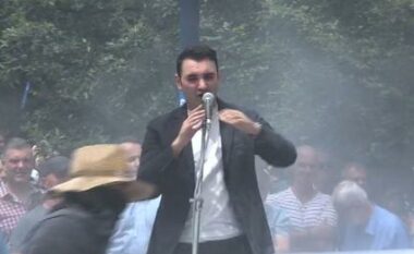 Tensione para Bashkisë së Tiranës/ Belind Këlliçi ndërpret fjalimin dhe i drejtohet efektivit të policisë: O bandit, mos u fshih aty…