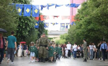 Kosova feston sot 25-Vjetorin e Çlirimit/ Parakalimi i Forcës së Sigurisë dhe Policisë, nga lufta në paqe, foto-dëshmitë e ndryshimit