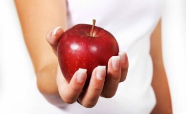 Vera erdhi, ja 6 frutat që mund t’ju ndihmojnë të humbni peshë
