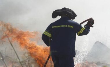 Greqia “pushtohet” nga zjarret masive/ Dhjetëra vatra aktive, një i vdekur