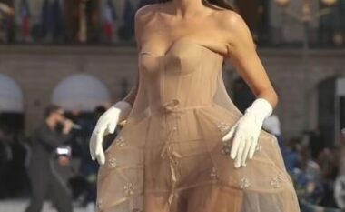 Kendall Jenner duket mbresëlënëse me një fustan tejet të veçantë, në pistën e Vogue World Paris