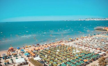 Temperaturat e larta, mbushen plazhet në Durrës dhe Vlorë