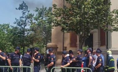 VIDEO/ Protesta para Bashkisë Tiranë, protestuesit hedhin molotov