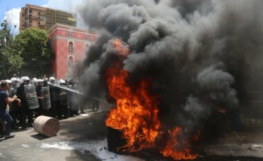 Incidentet në protestën para Bashkisë së Tiranës, 5 të shoqëruar, 1 prej tyre i arrestuar