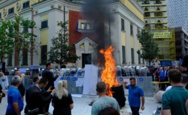 Mbyllet protesta e opozitës para Bashkisë së Tiranës, ja kur do të mbahet tubimi i radhës