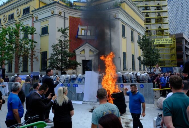 Mbyllet protesta e opozitës para Bashkisë së Tiranës, ja kur do të mbahet tubimi i radhës