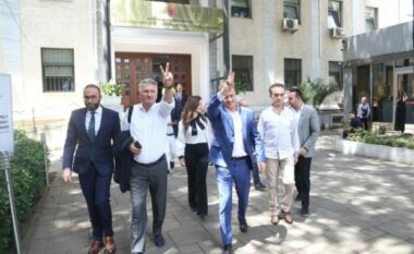 Fotolajm/ Vula e Partisë Demokratike iu kthye Berishës, përshëndetje me dy gishta, ja si e pritën vendimin e Apelit deputetët e Rithemelimit