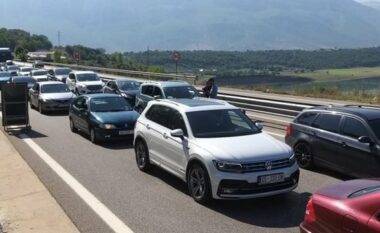 Pushuesit nga Kosova dynden drejt bregdetit shqiptar, krijohet trafik i rënduar