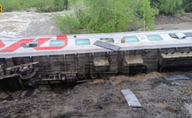 E rëndë, treni del nga shinat, plagosen 20 të persona (VIDEO)