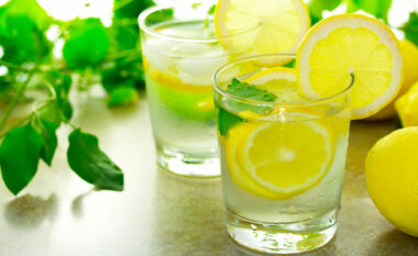 10 përfitime të mahnitshme të ujit me limon