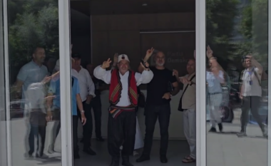 Gjykata i dha vulën Berishës, këngë e valle tek selia e Partisë Demokratike: O Sali, o hero, gjithë Shqipëria ty të do… (VIDEO)