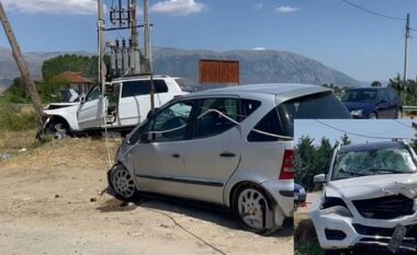 Aksident i dyfishtë në Maliq, pas përplasjes makina godet shtyllën e energjisë elektrike
