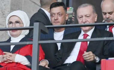 Presidenti Erdogan, pas ndeshjes kritikon UEFA-n, Özil i hedh benzinë zjarrit