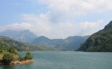 Pësoi arrest kardiak sapo u fut në liqenin e Komanit, ndërron jetë turistja franceze