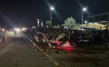 Aksident i frikshëm në aksin Lezhë-Laç, 2 makina dëmtojnë 8 të tjera të parkuara