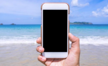 Nga mbinxehja te uji dhe rëra, si ta mbroni telefonin tuaj në plazh
