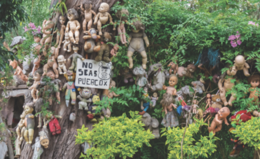 VIDEO/ Ishulli i kukullave të ‘vdekura’, destinacioni më i frikshëm në Meksikë, historia se si Julian Santana e pësoi nga koleksionimi i lodrave të pushtuara nga shpirtra