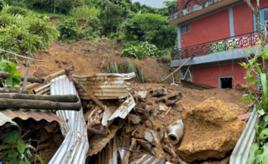 Tragjedi pas shirave të dendur në këtë vend, raportohet për 229 viktima nga rrëshqitjet e dheut