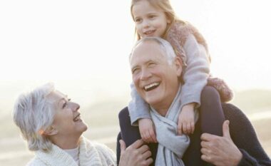 Fantastike/ Suedia bëhet vendi i parë që paguan gjyshërit për t’u kujdesur për nipërit e mbesat e tyre