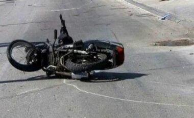 Aksident në aksin Shkodër-Muriqan/ Motomjeti përplaset me makinën, përfundon në spital 17-vjeçari