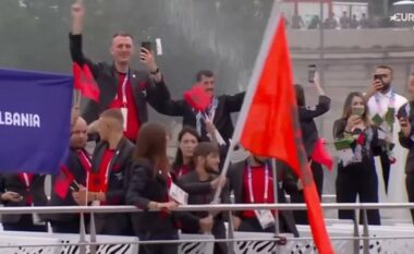 VIDEO/ Ceremonia e pazakontë e hapjes së Lojërave Olimpike, momenti kur delegacioni shqiptar “parakalon” mbi varkë