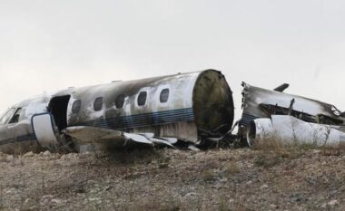Rrëzohet avioni plot me pasagjerë, vdesin dy të rinj në Britani