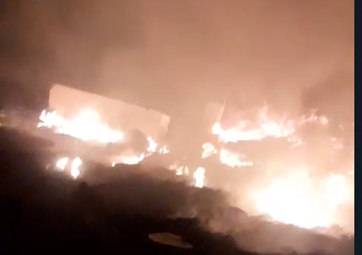 Zjarr pranë një biznesi në Gjirokastër, dyshohet i qëllimshëm